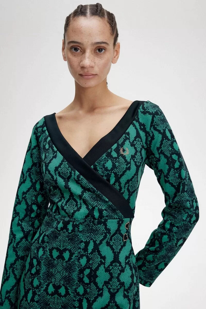 fred perry off-the-shoulder snakeprint damklänning djup mintgrön