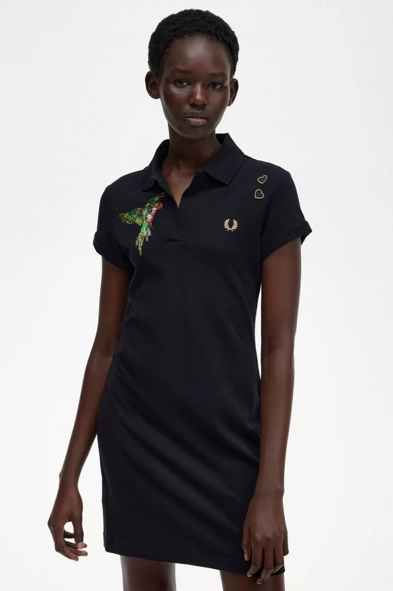 fred perry broderad piqué damklänning svart