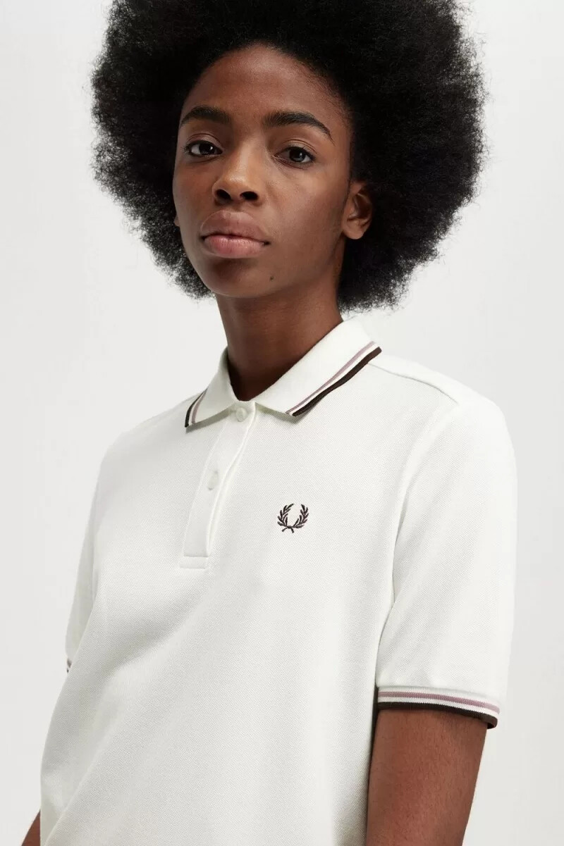 fred perry g3600 damskjorta snövit mörkrosa bränd tobak