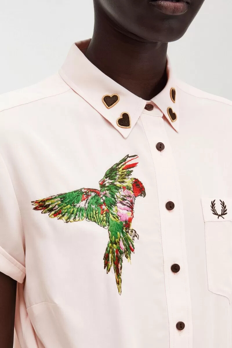 fred perry broderad knytknäppning damskjorta mjölkrosa