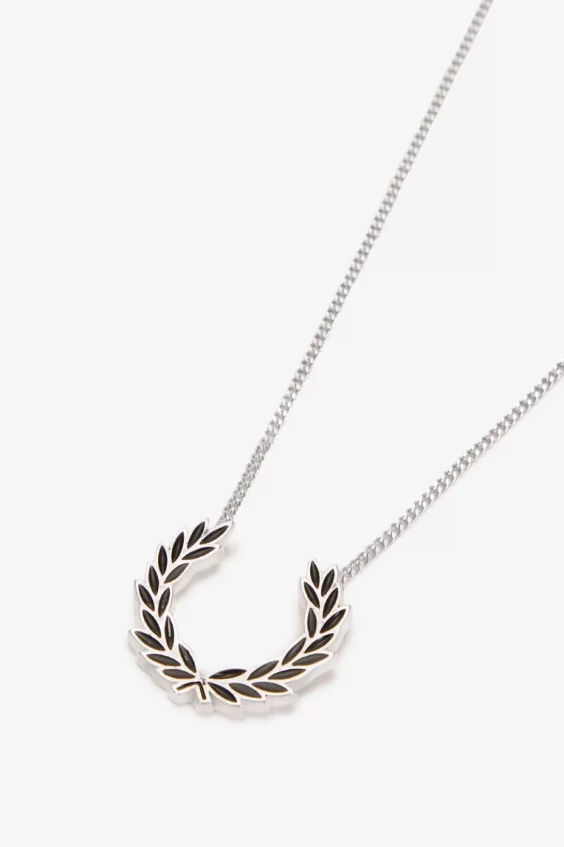 fred perry lagerkranshalsband damsmycken metalliskt silver