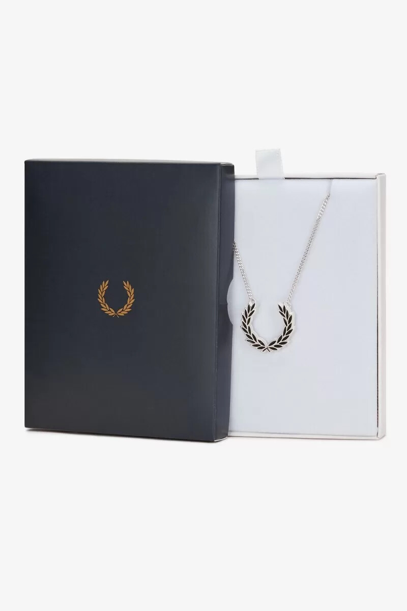 fred perry lagerkranshalsband damsmycken metalliskt silver