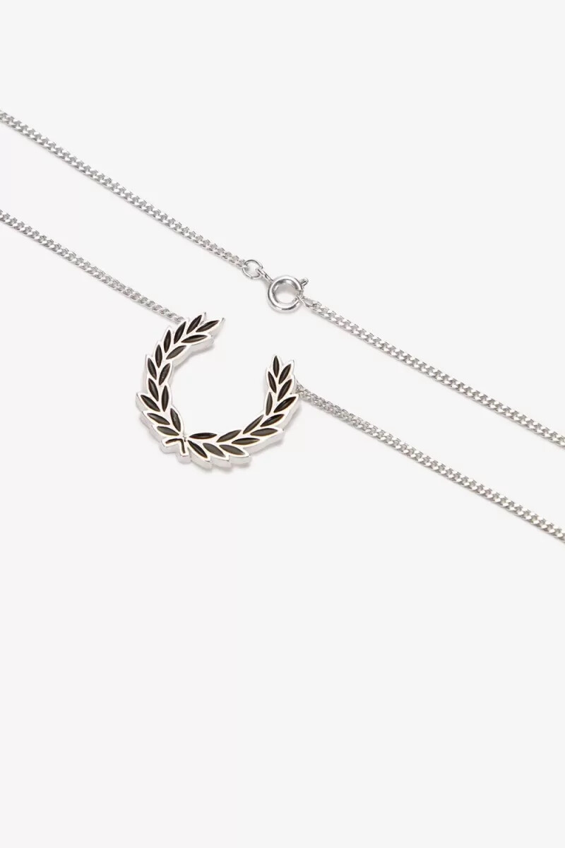 fred perry lagerkranshalsband damsmycken metalliskt silver
