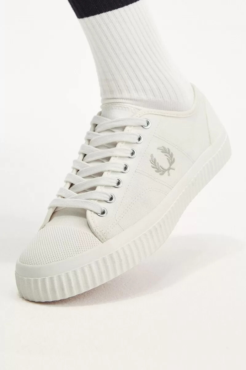fred perry low hughes dam plimsolls ljusbeige havregryn