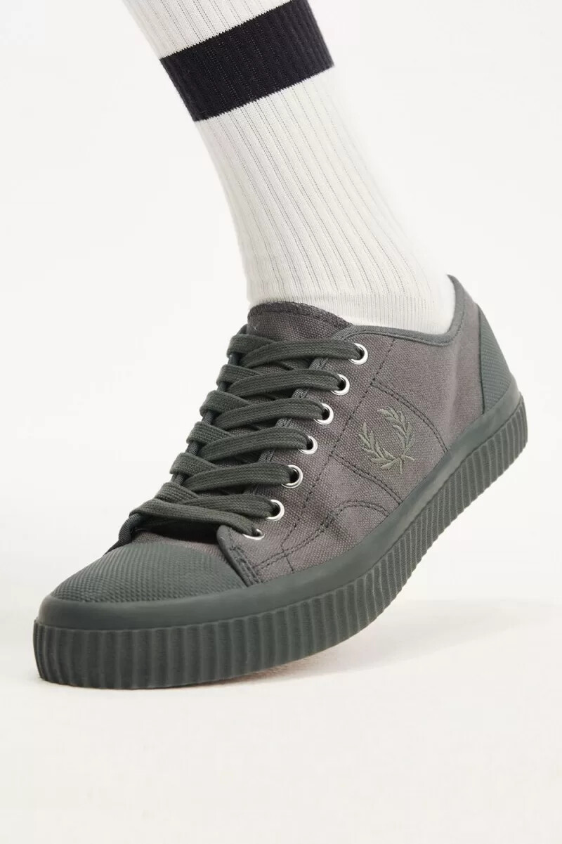 fred perry low hughes dam plimsolls field green varmgrå