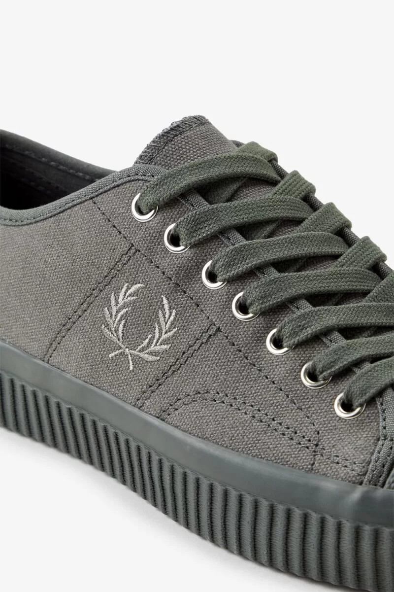fred perry low hughes dam plimsolls field green varmgrå