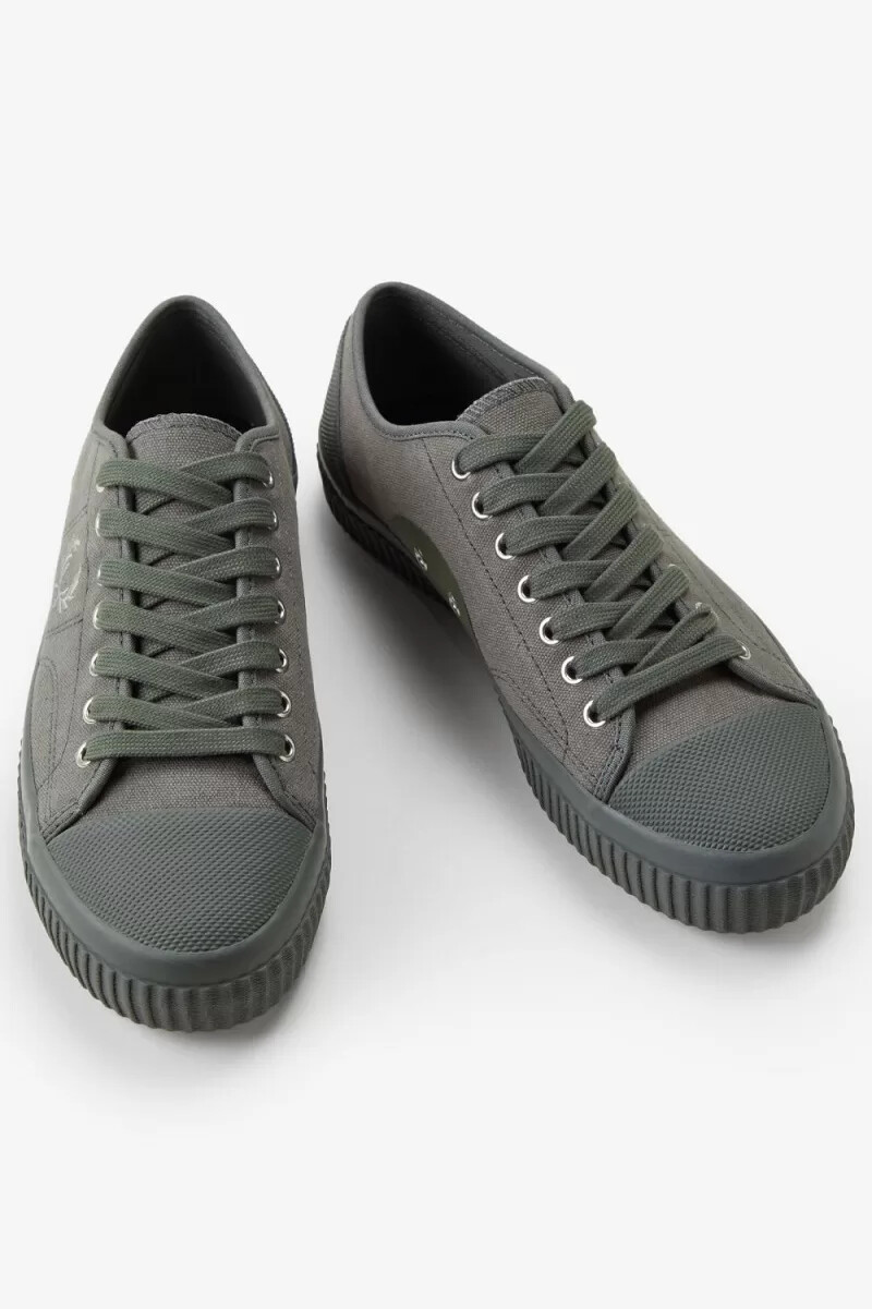 fred perry low hughes dam plimsolls field green varmgrå