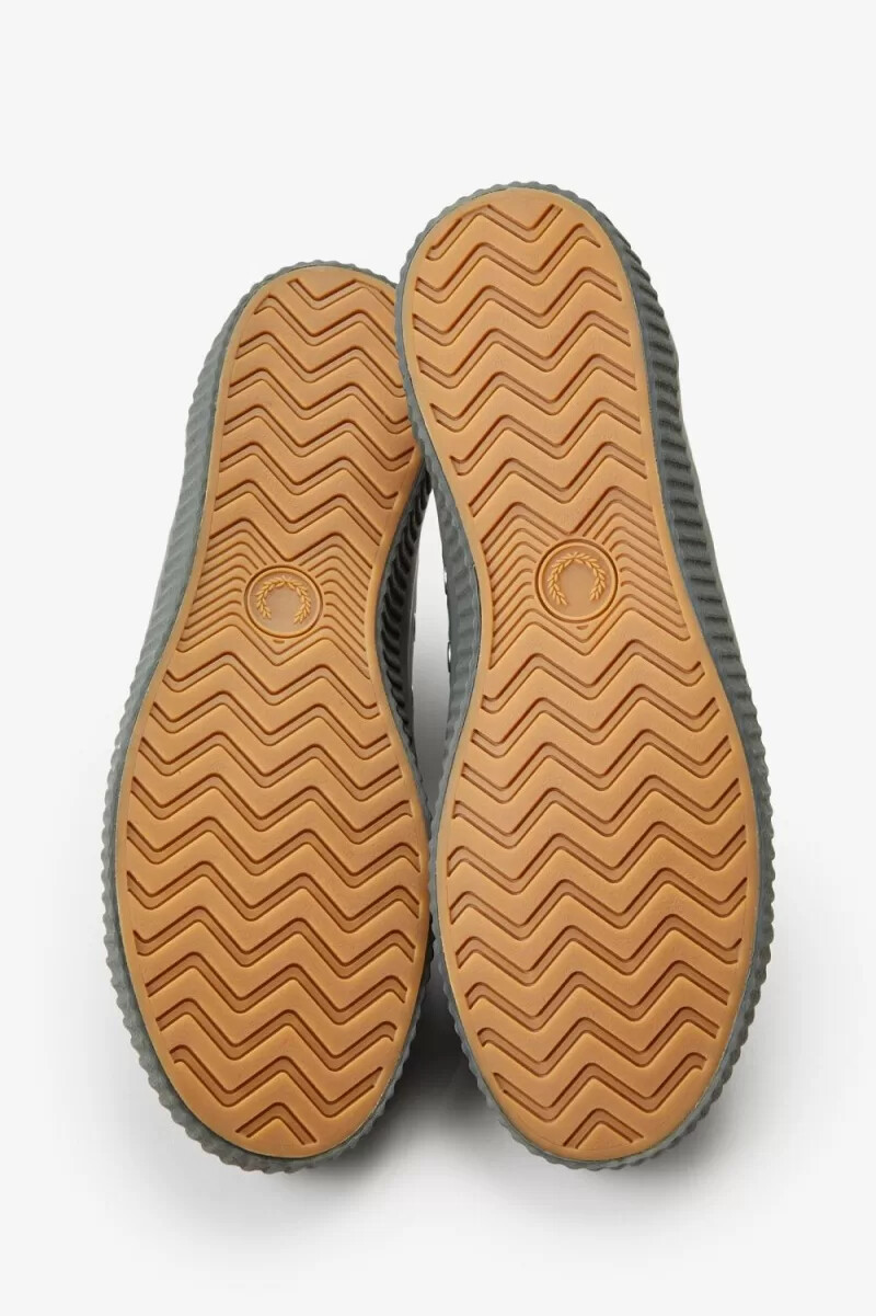 fred perry low hughes dam plimsolls field green varmgrå