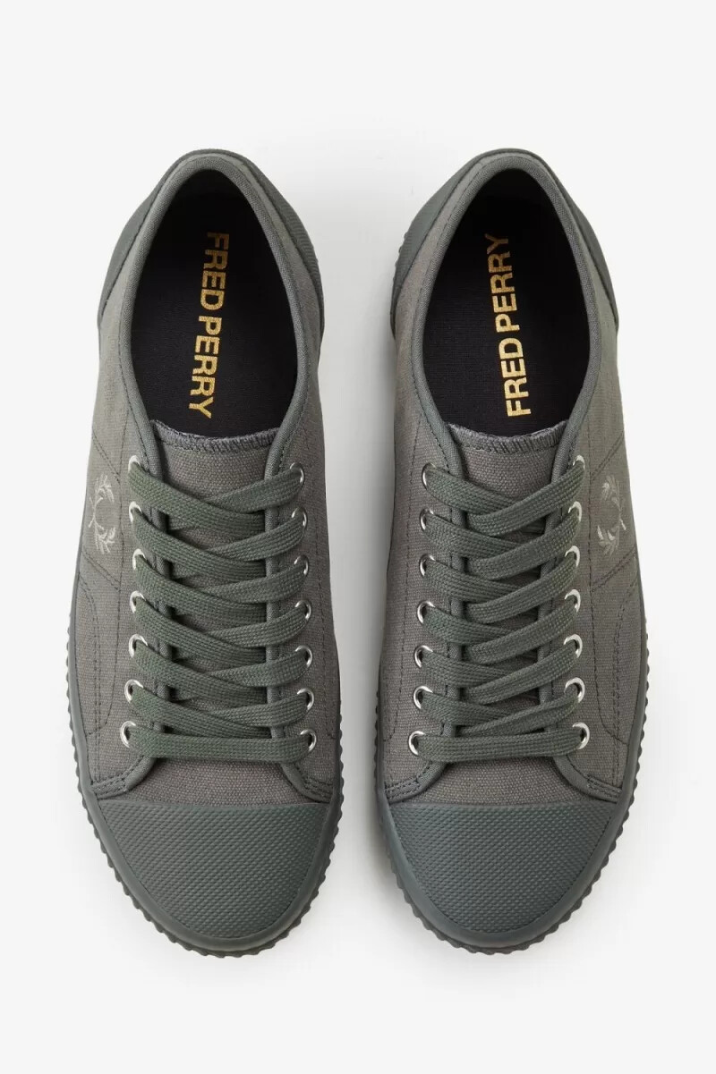 fred perry low hughes dam plimsolls field green varmgrå