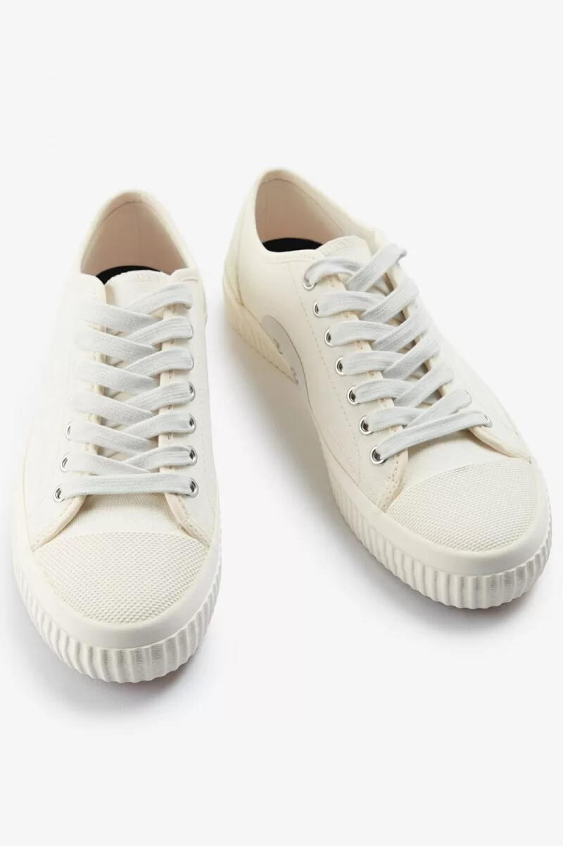 fred perry low hughes dam plimsolls elfenben ljusbeige