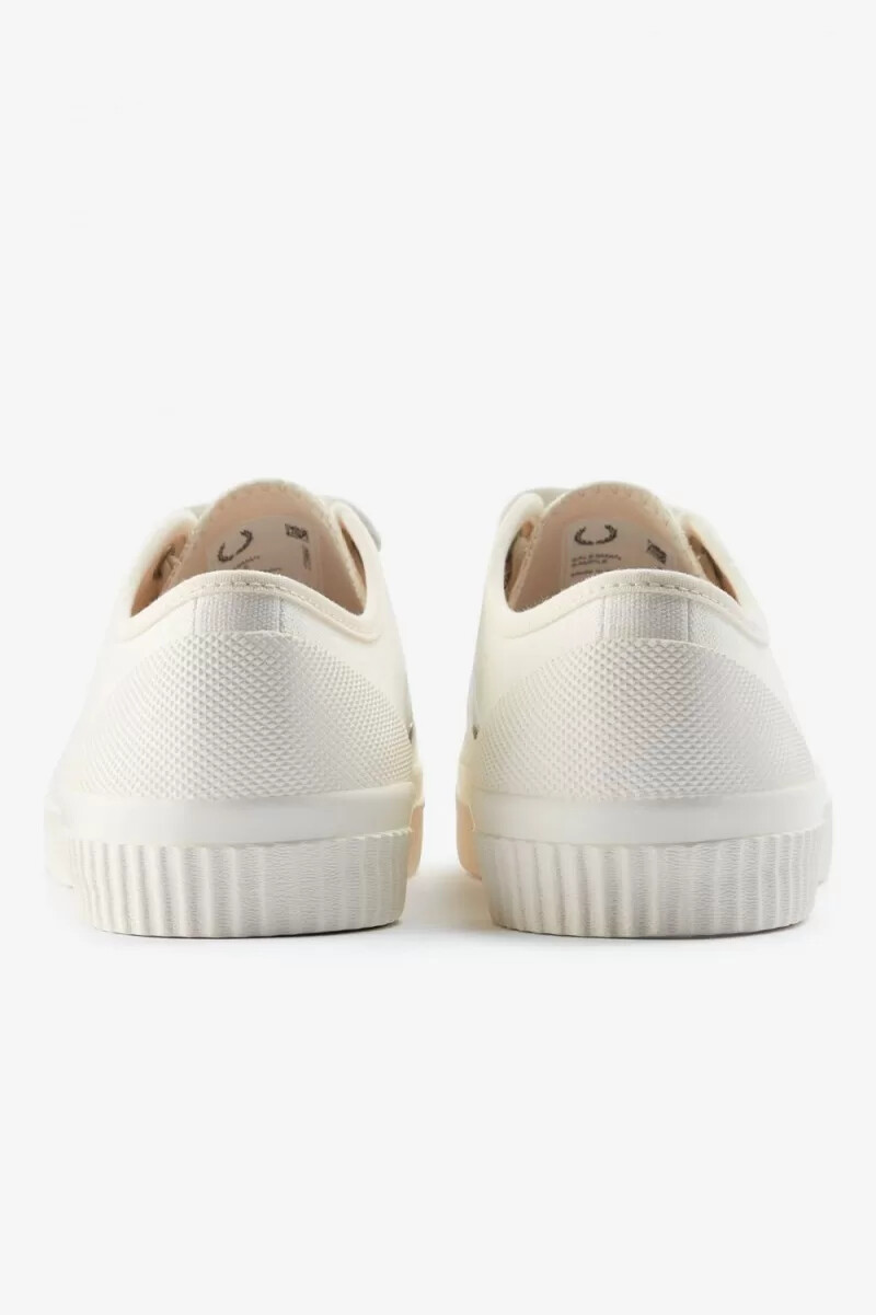 fred perry low hughes dam plimsolls elfenben ljusbeige