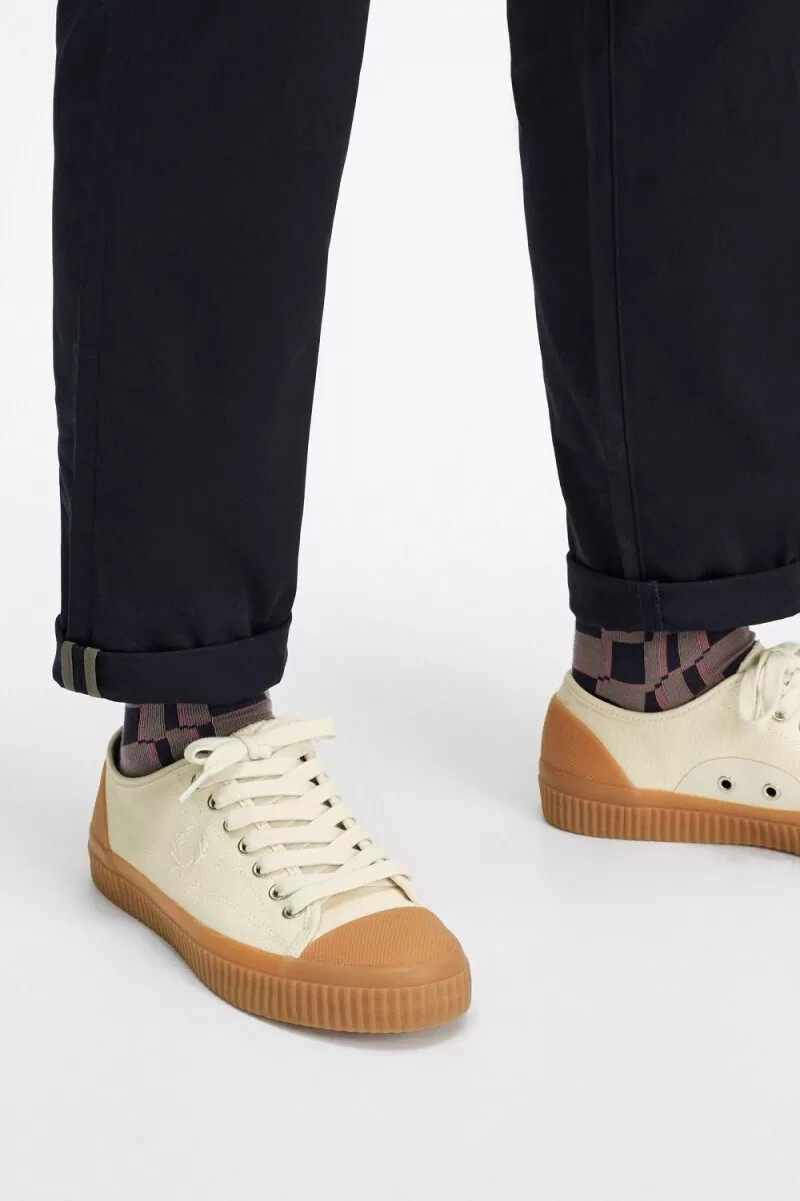 fred perry low hughes dam plimsolls beige ljusbeige