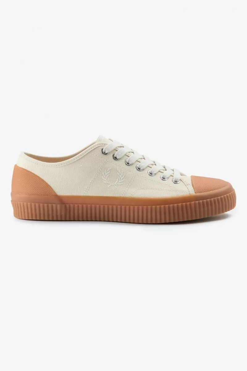 fred perry low hughes dam plimsolls beige ljusbeige