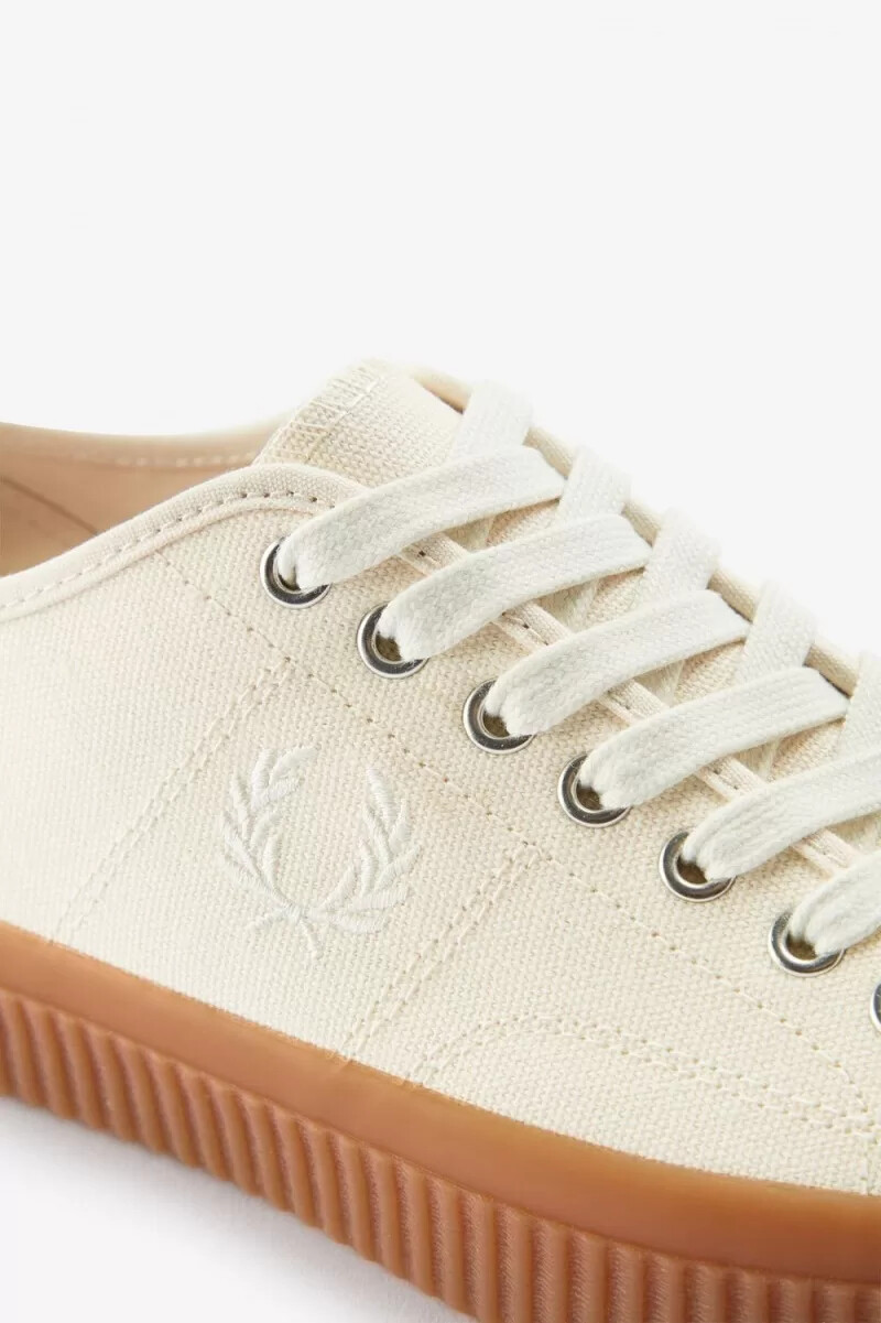 fred perry low hughes dam plimsolls beige ljusbeige