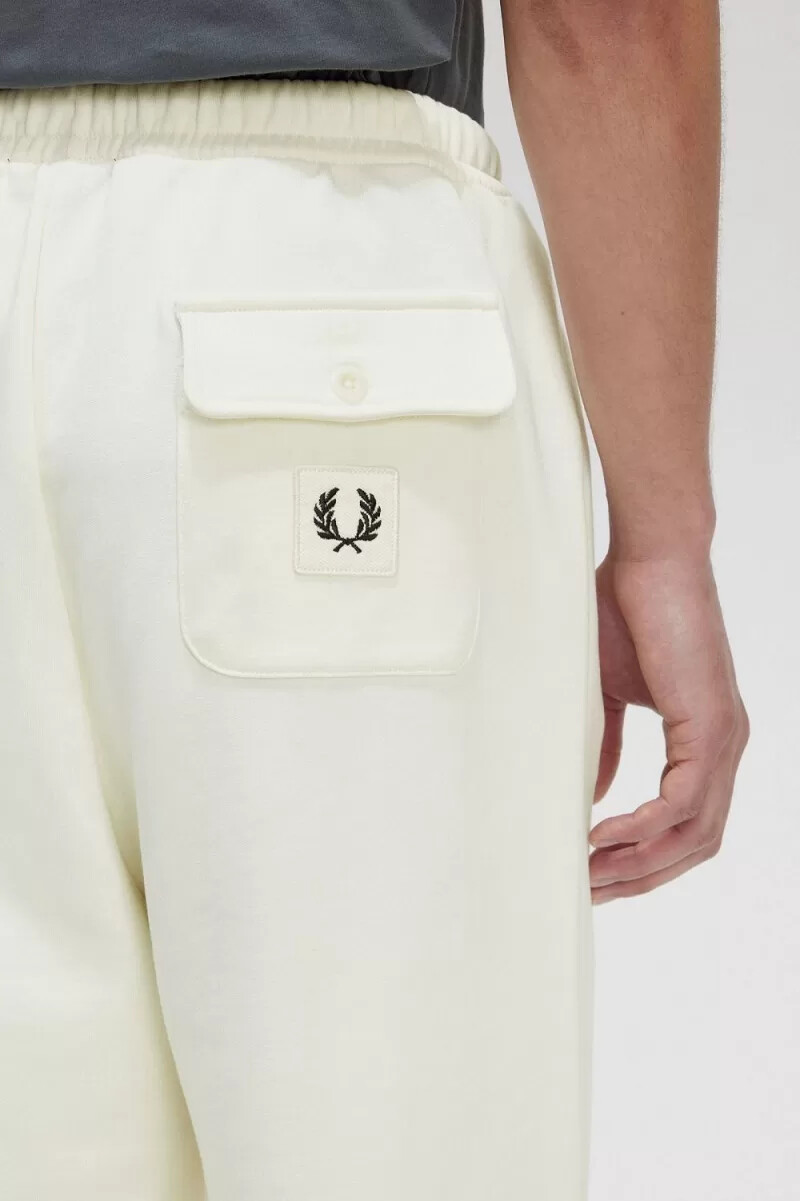 fred perry märkesbyxor med märkesdetalj beige