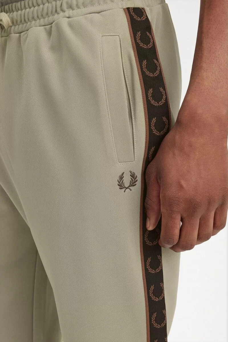 fred perry contrast tape track herrbyxor varmgrå mörkröd