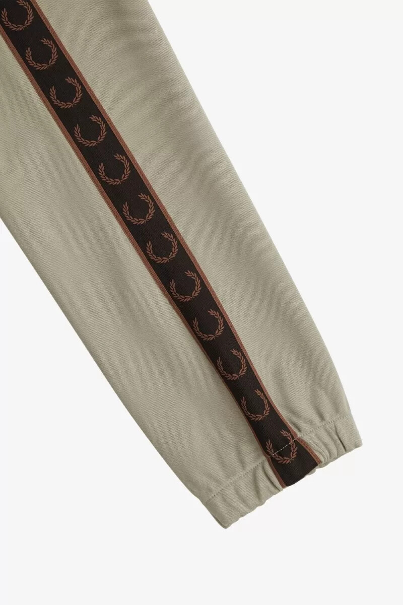 fred perry contrast tape track herrbyxor varmgrå mörkröd