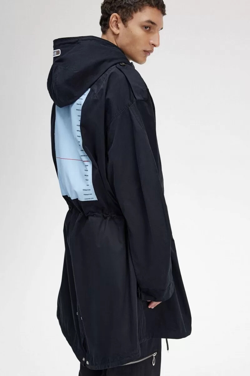 fred perry printed patch herrparkas svart
