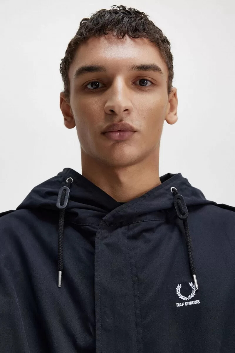 fred perry printed patch herrparkas svart