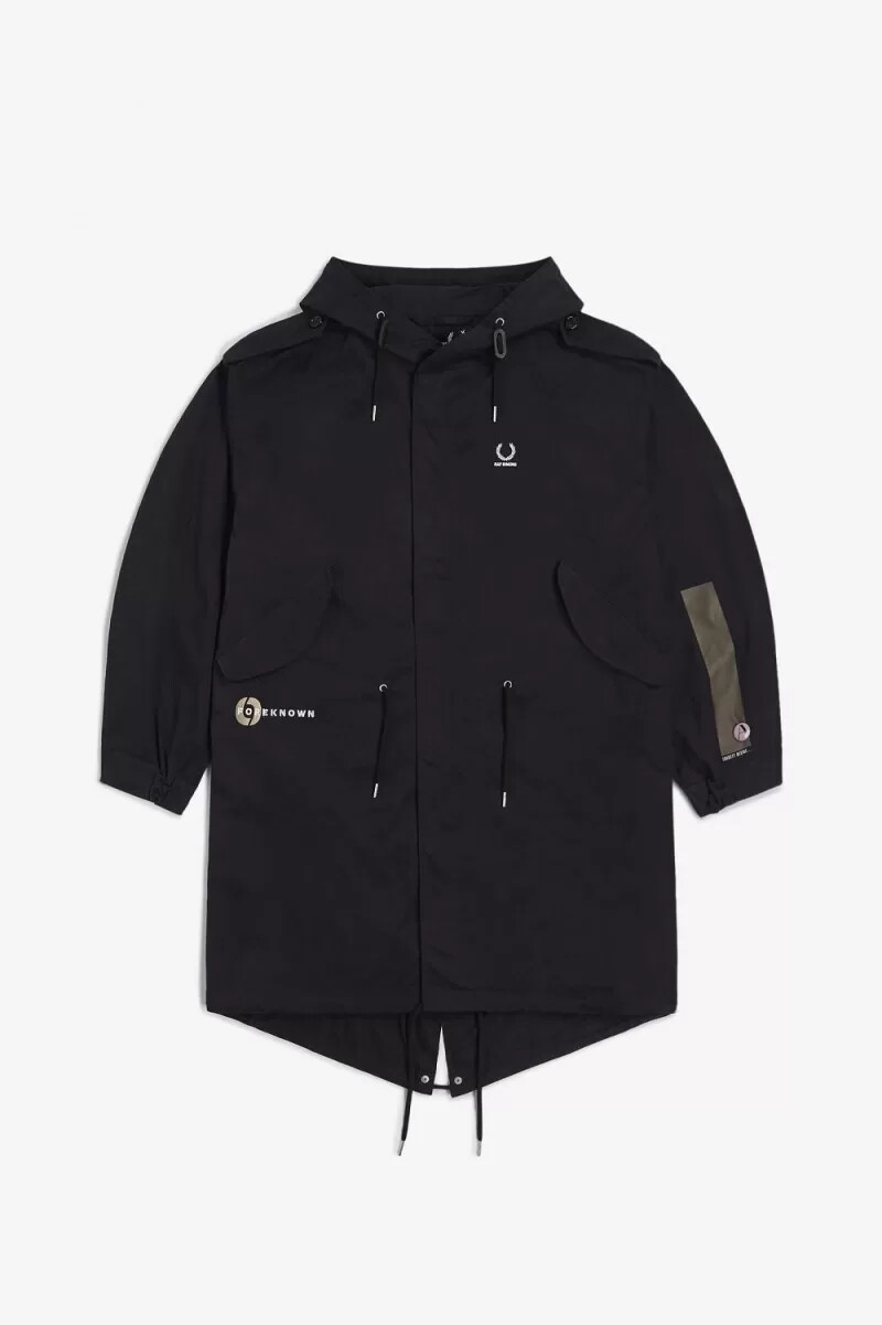 fred perry printed patch herrparkas svart