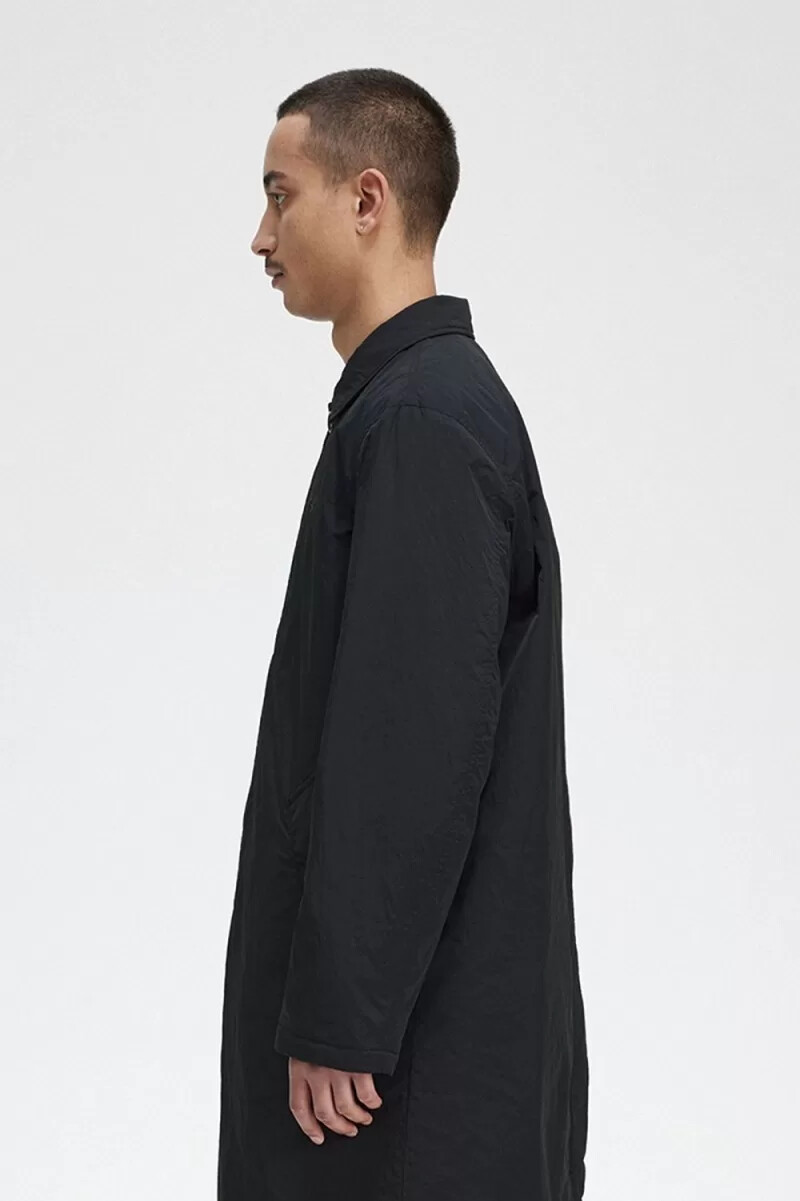fred perry button through mac herrparkas svart