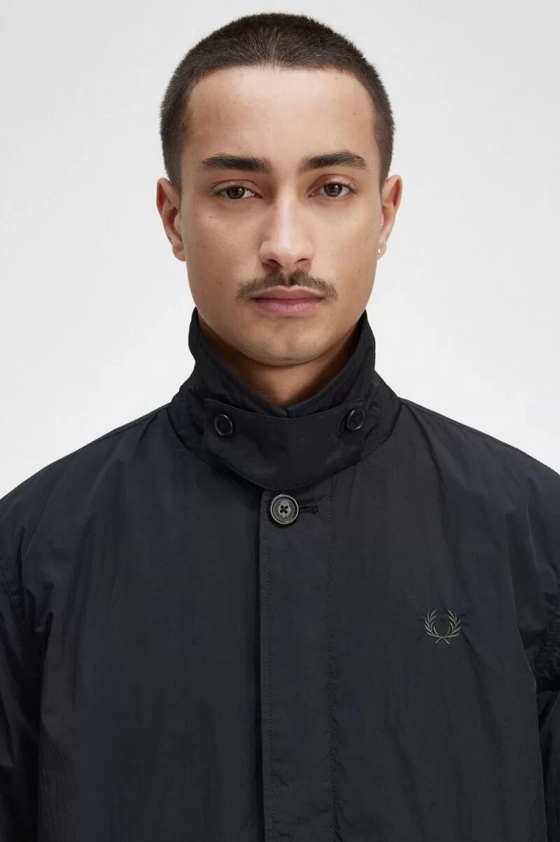 fred perry button through mac herrparkas svart