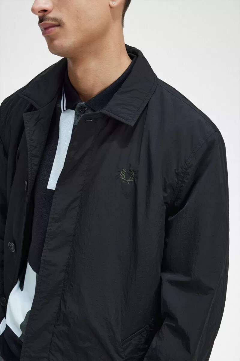 fred perry button through mac herrparkas svart