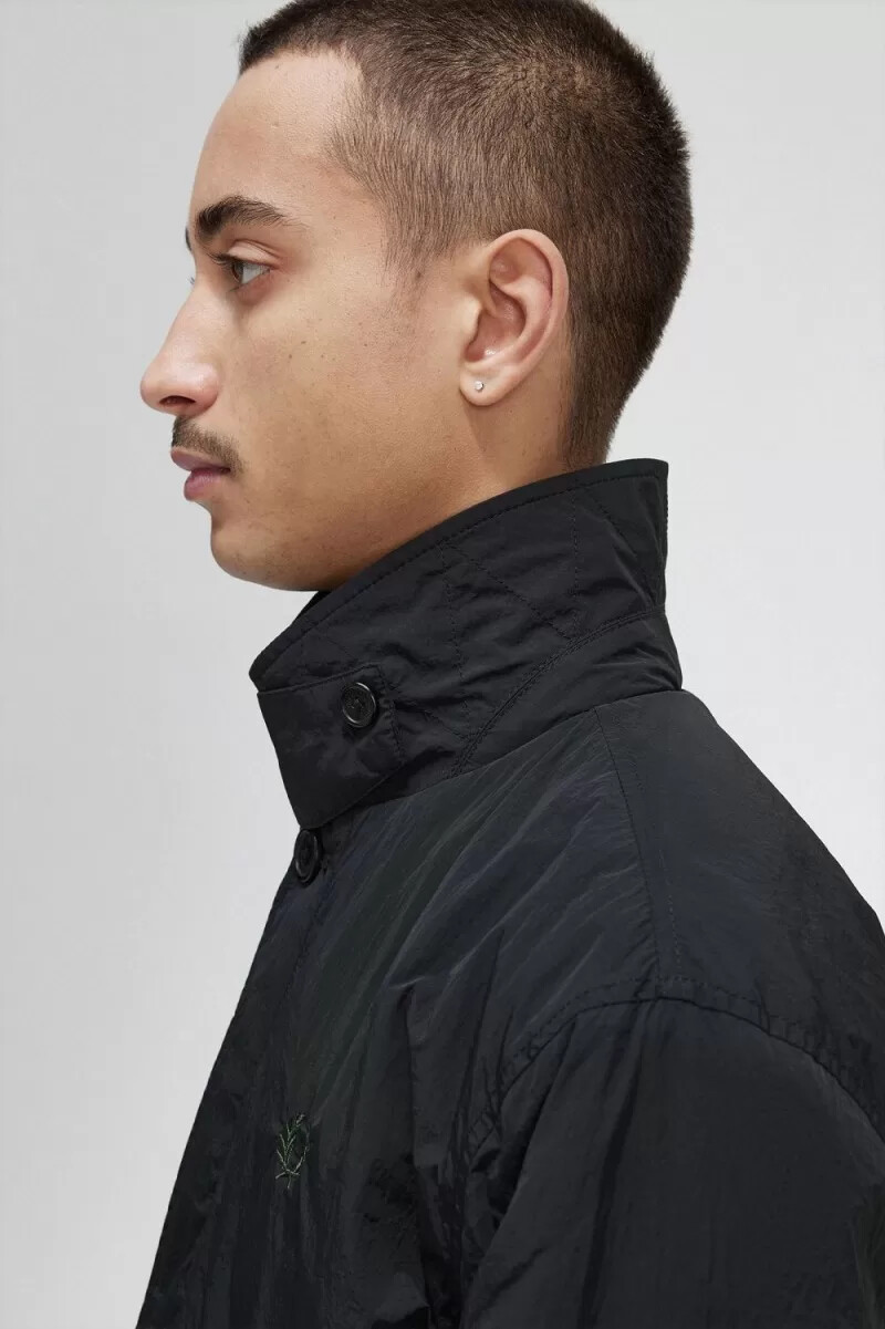 fred perry button through mac herrparkas svart