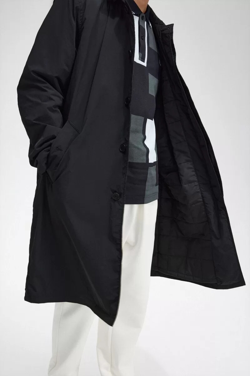 fred perry button through mac herrparkas svart
