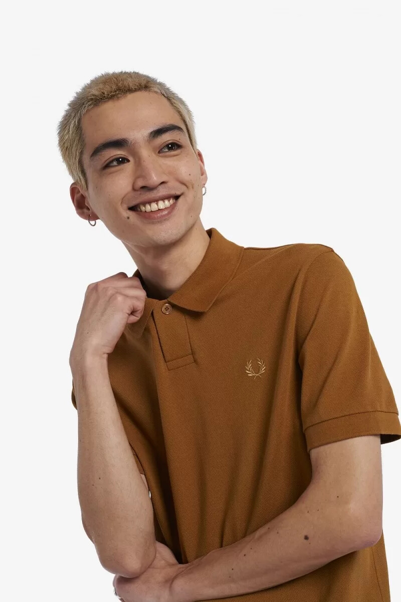 fred perry one button herr pikétröja mörk kaffe