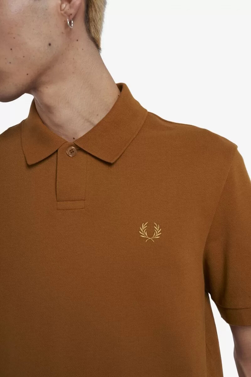 fred perry one button herr pikétröja mörk kaffe
