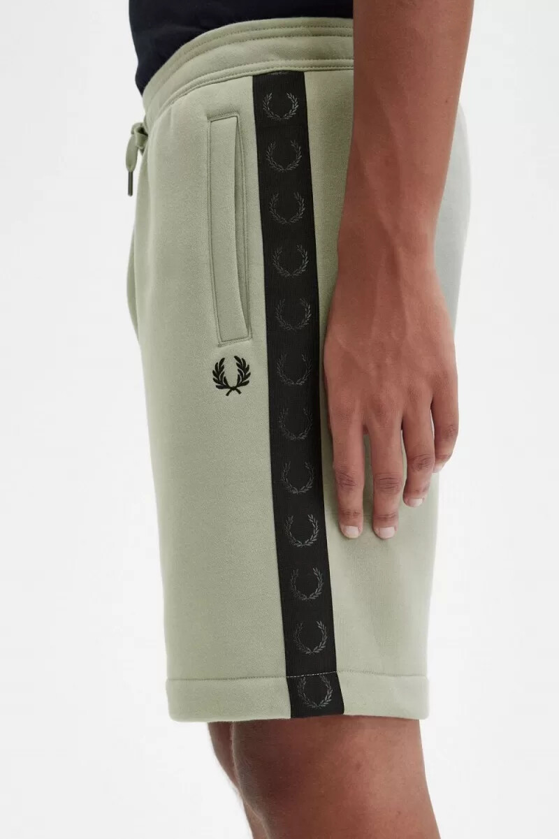 fred perry embossed tape sweat herrshorts mintgrön