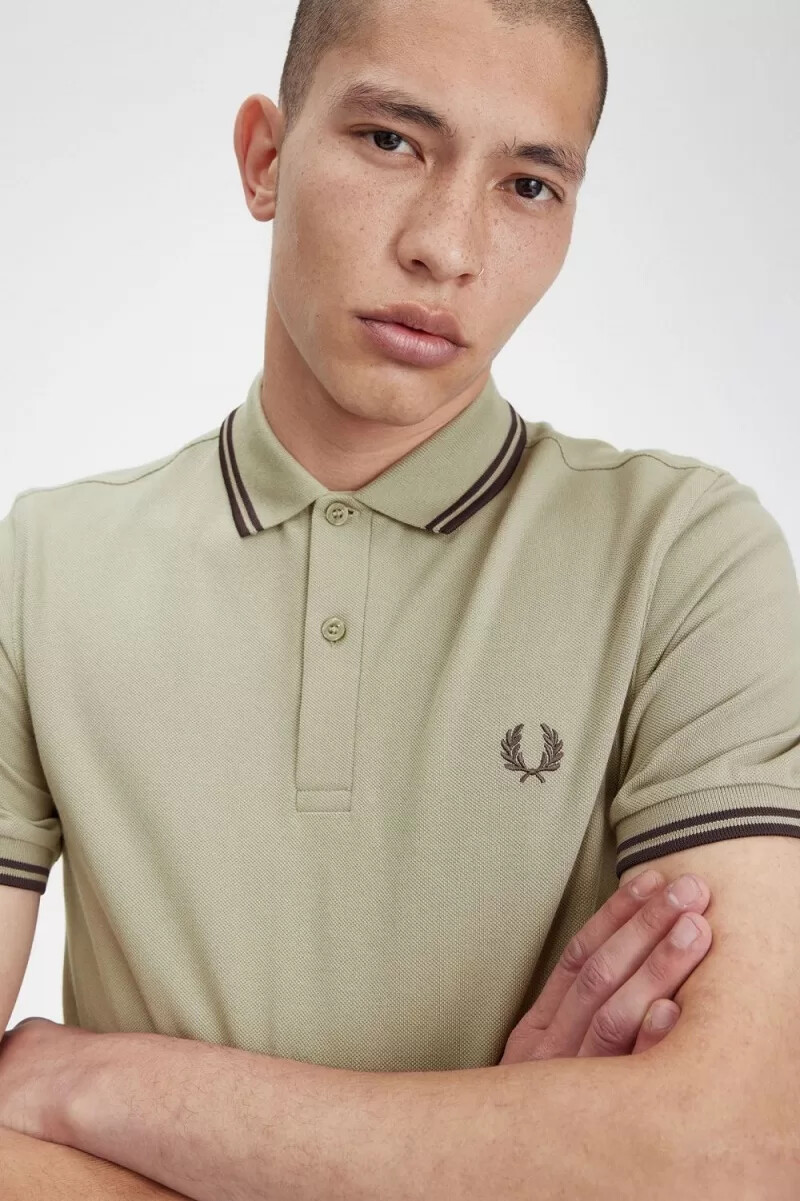 fred perry m3600 herrskjorta varm grå mörkröd