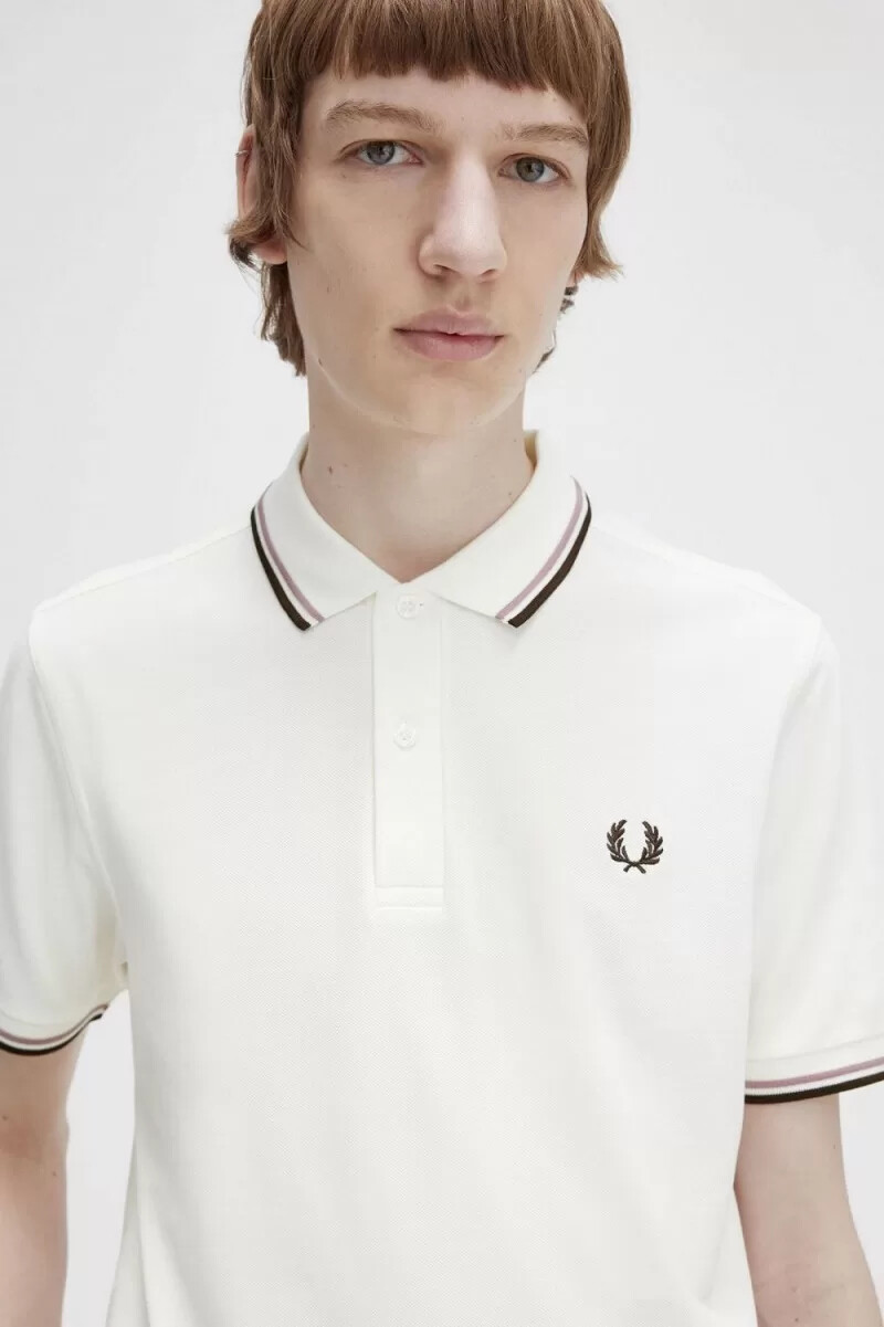 fred perry m3600 herrskjorta snövit djuprosa bränd tobak