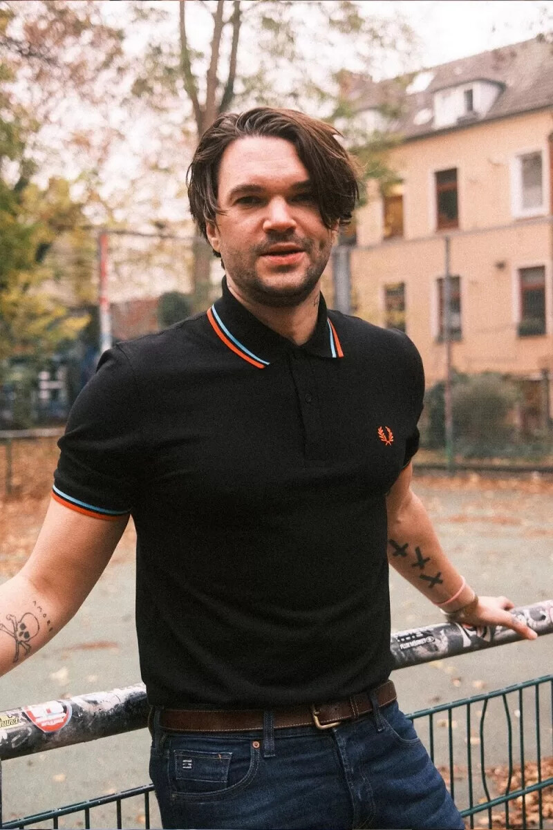 fred perry m12 herrskjorta svart hamburg himmelsblå orange sprayfärg