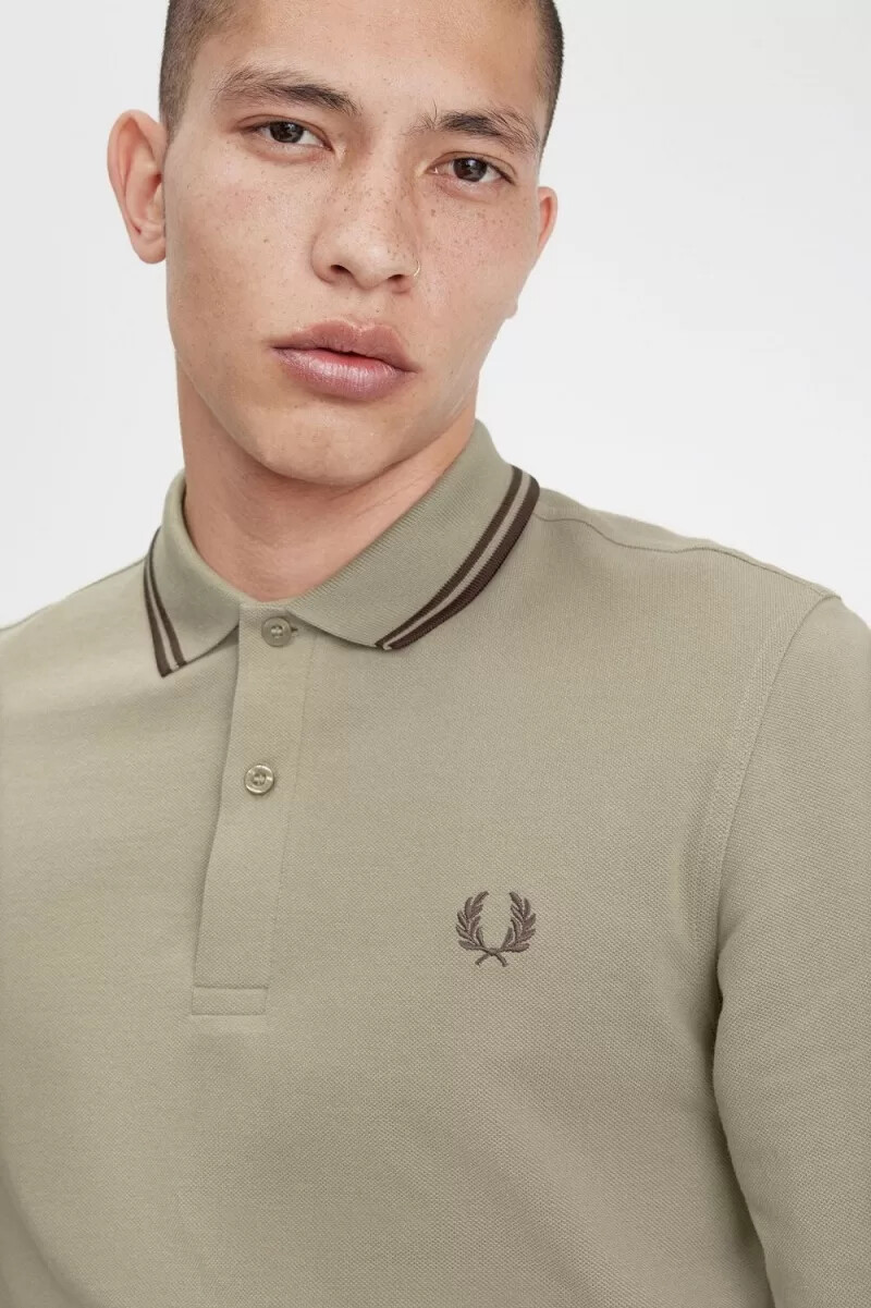 fred perry m3636 herrskjorta varm grå mörkröd