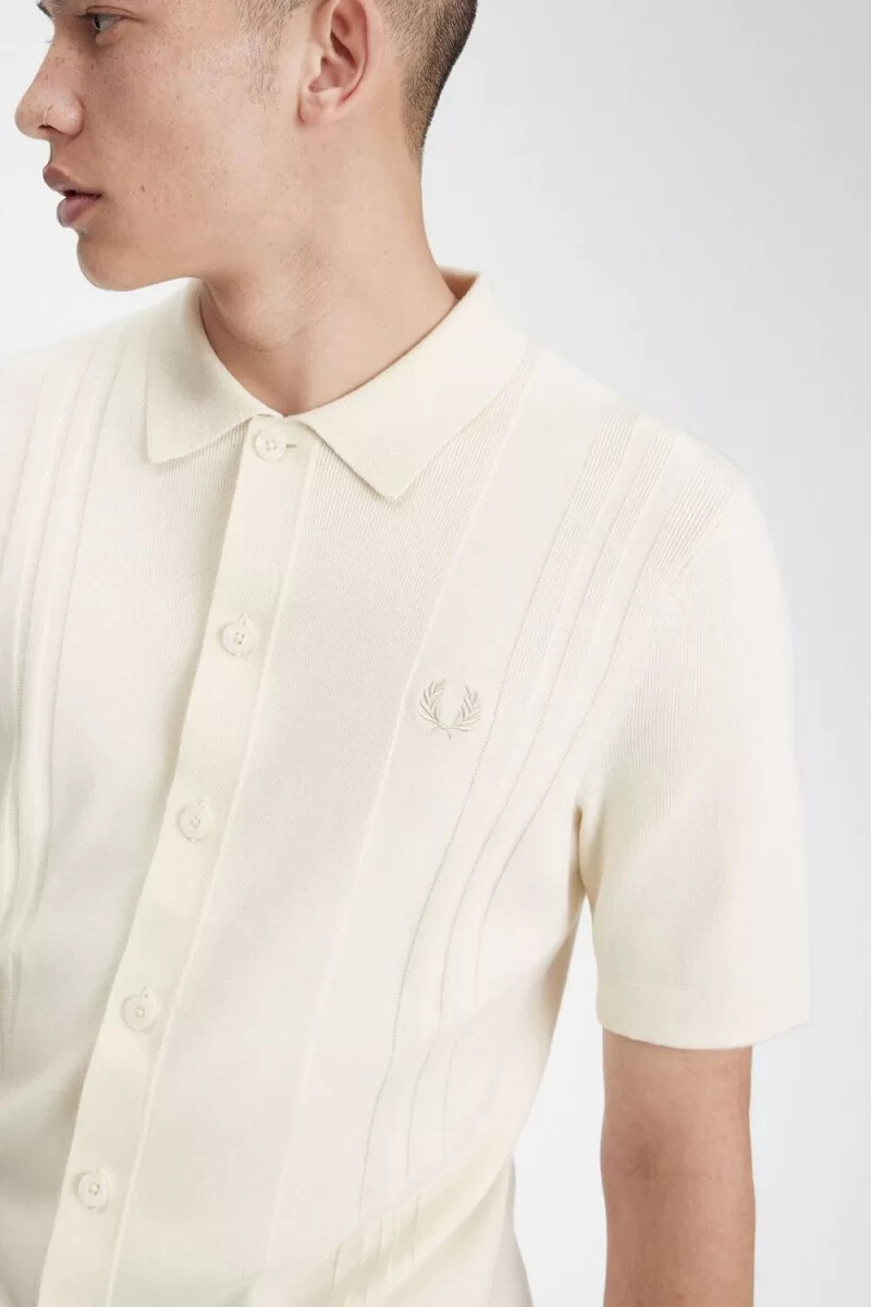 fred perry stickad herrskjorta med knappar beige
