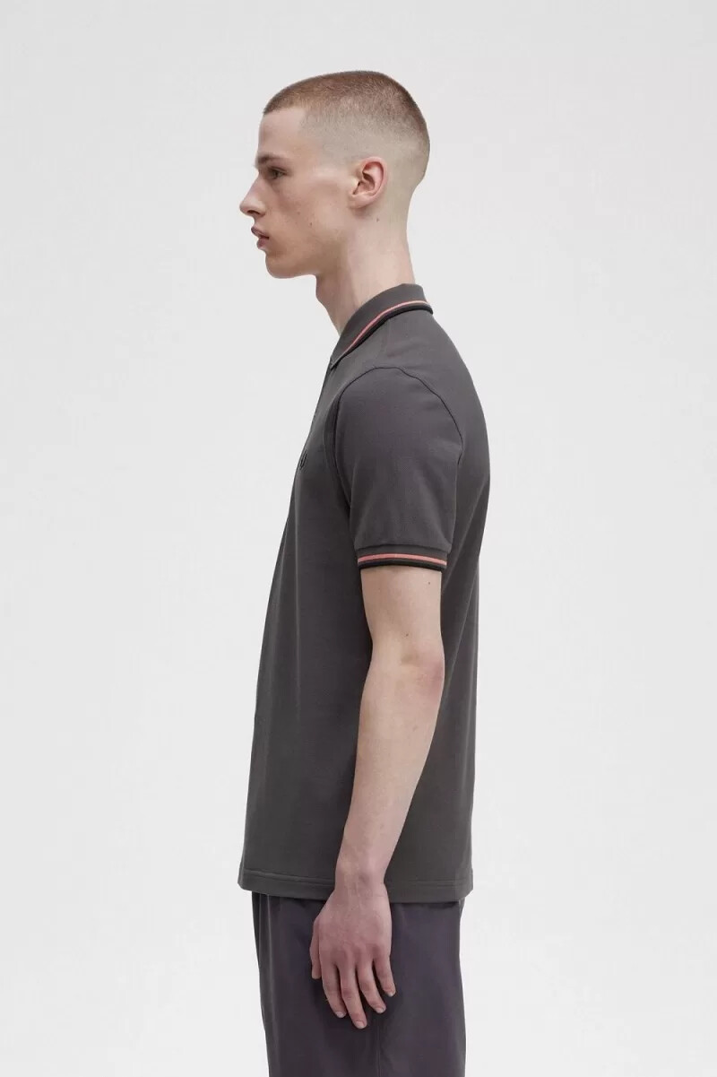 fred perry m3600 herrskjorta gunmetal coral heat svart