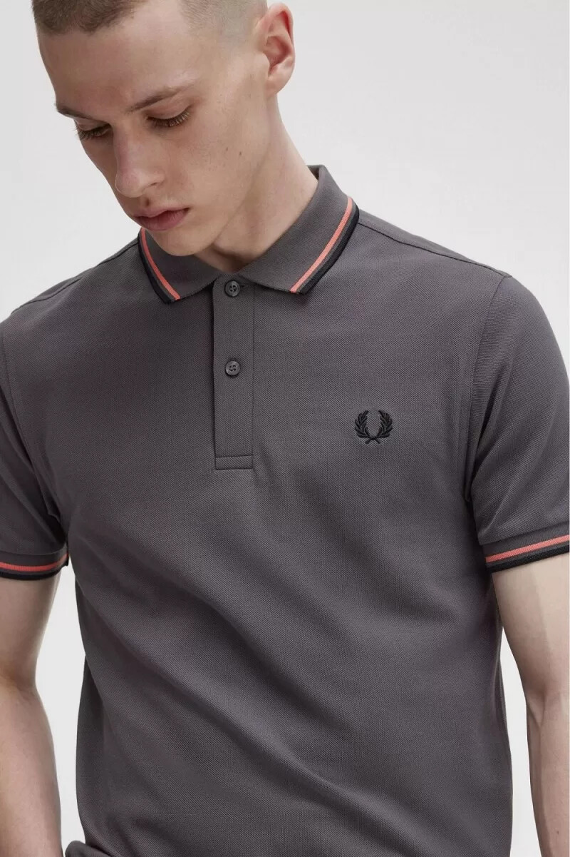 fred perry m3600 herrskjorta gunmetal coral heat svart