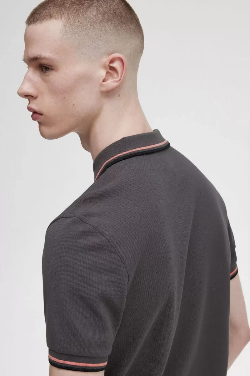 fred perry m3600 herrskjorta gunmetal coral heat svart