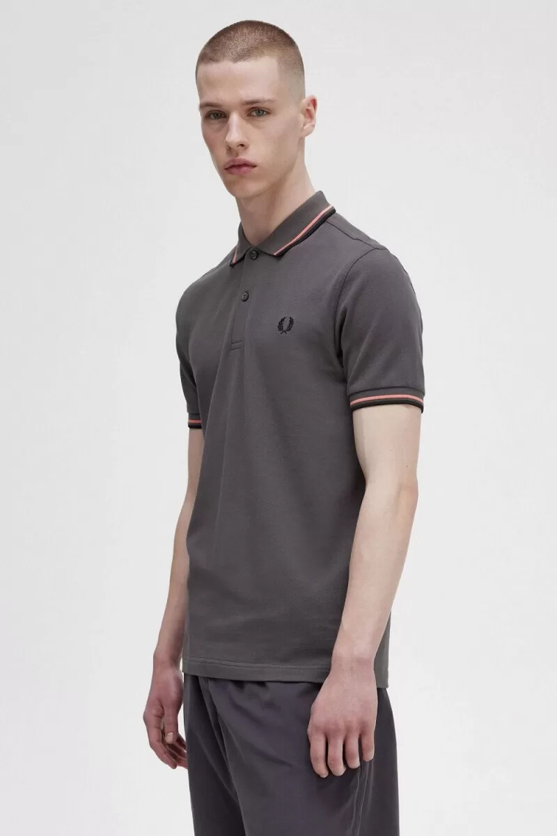 fred perry m3600 herrskjorta gunmetal coral heat svart