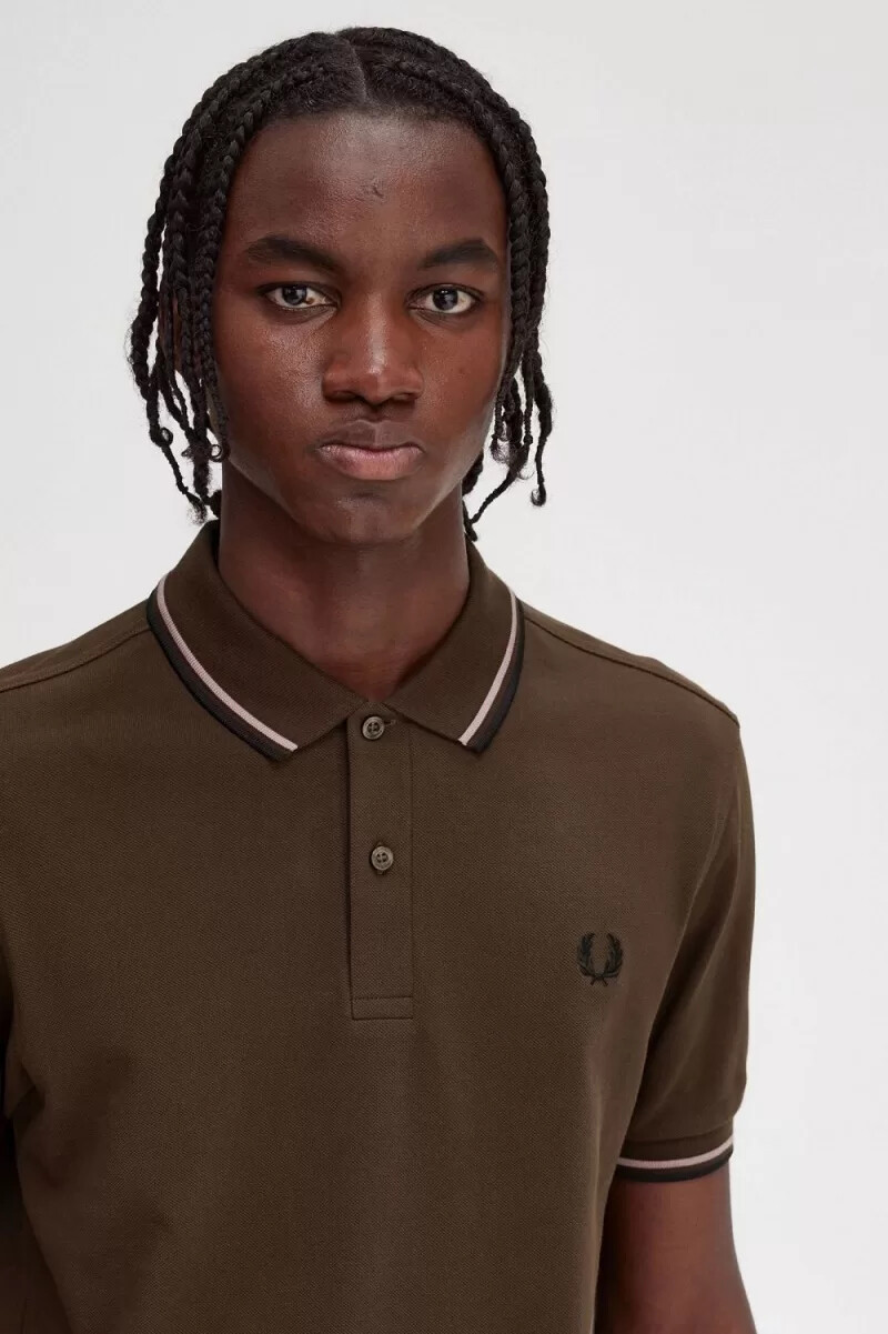 fred perry m3600 herrskjorta burnt tobacco mörkrosa svart