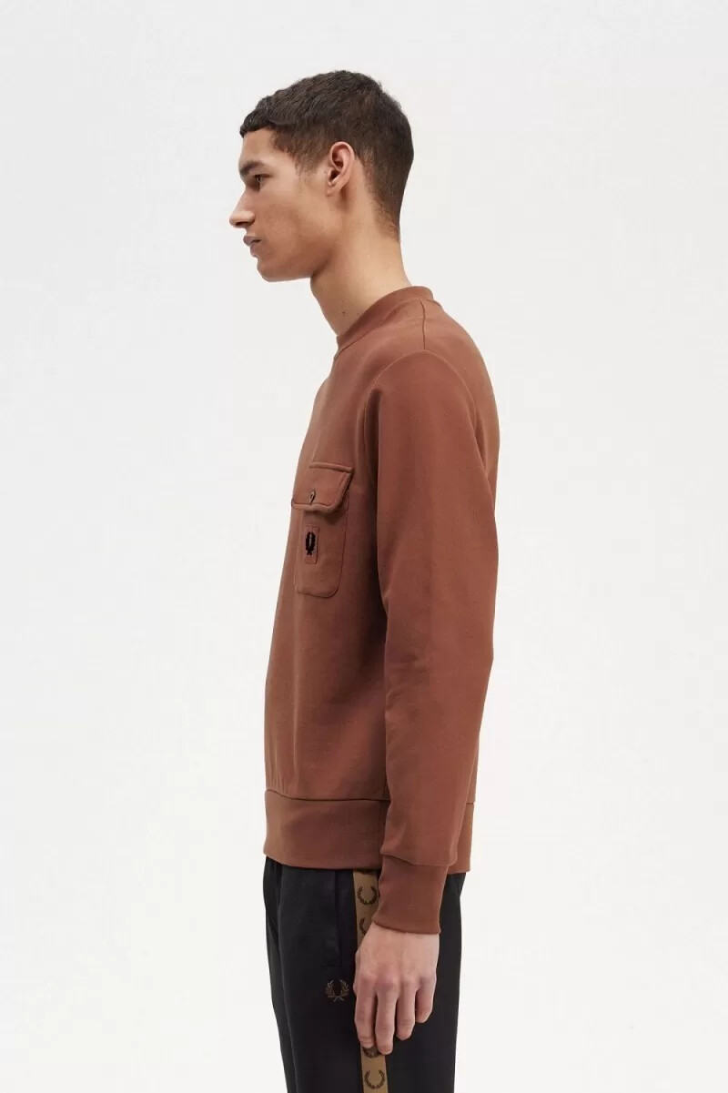 fred perry märkeströja med badge-detaljer och rund halsringning whiskybrun