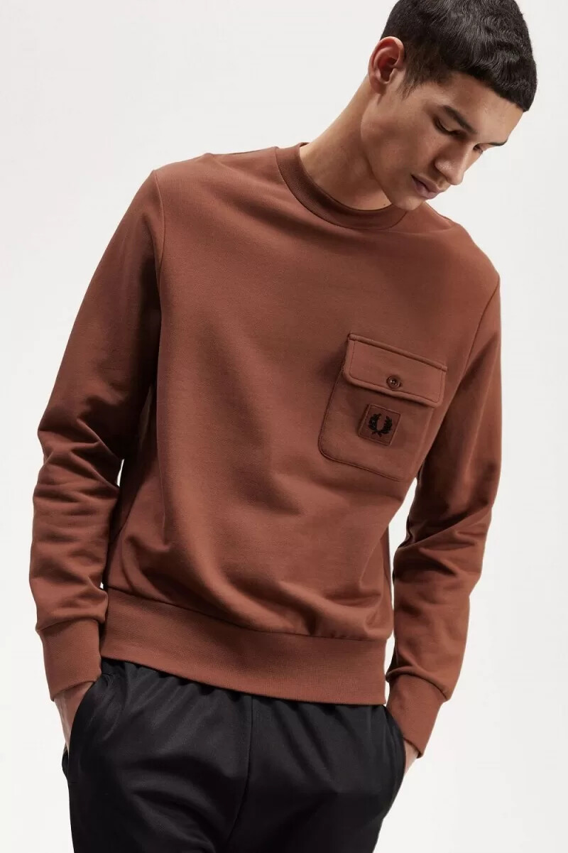 fred perry märkeströja med badge-detaljer och rund halsringning whiskybrun
