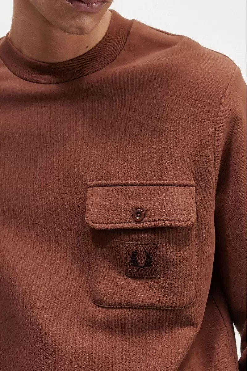 fred perry märkeströja med badge-detaljer och rund halsringning whiskybrun