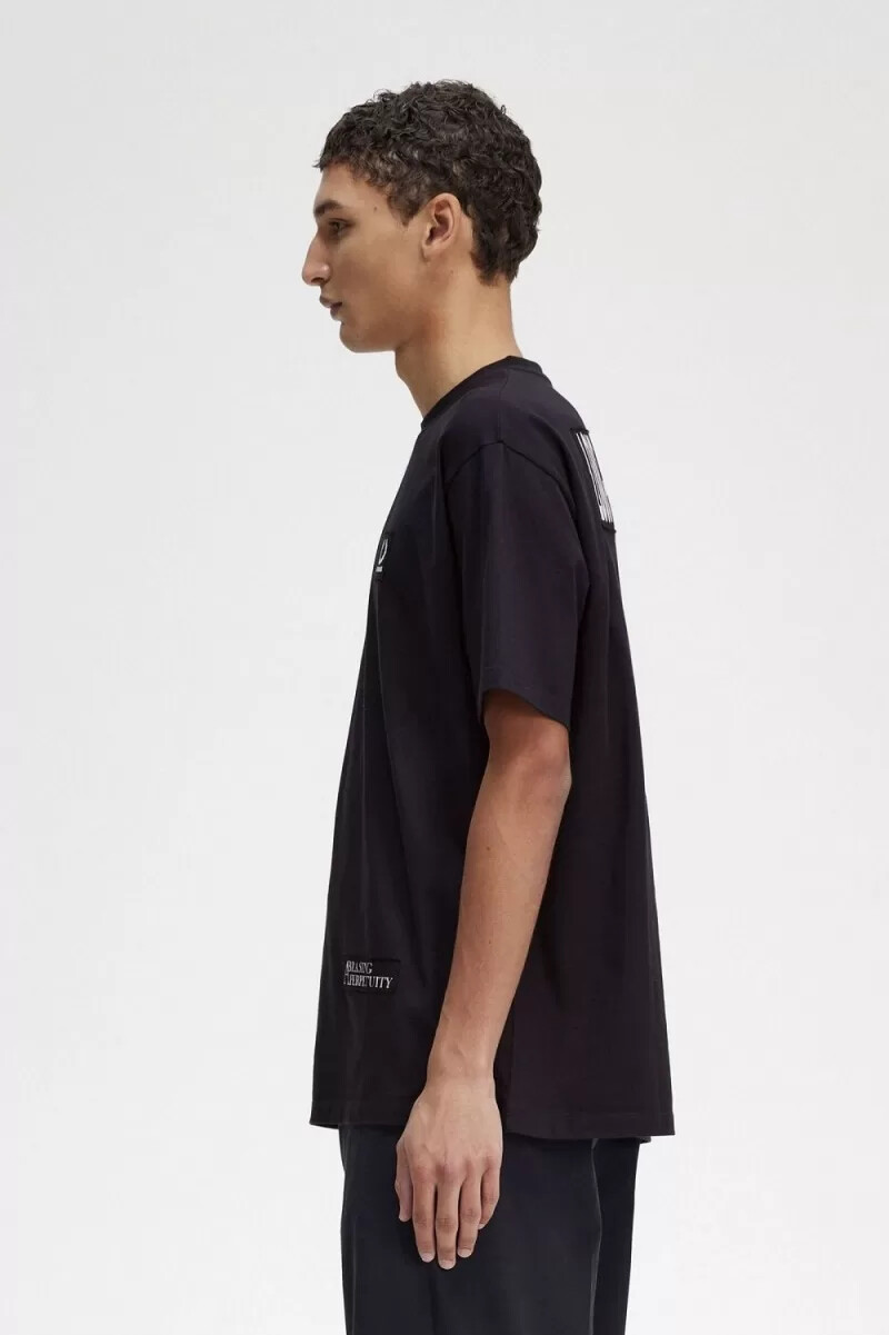 fred perry tryckt patch relaxed herr t-shirt svart