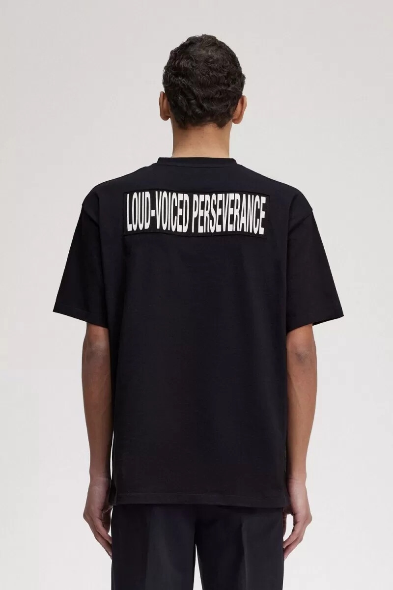 fred perry tryckt patch relaxed herr t-shirt svart