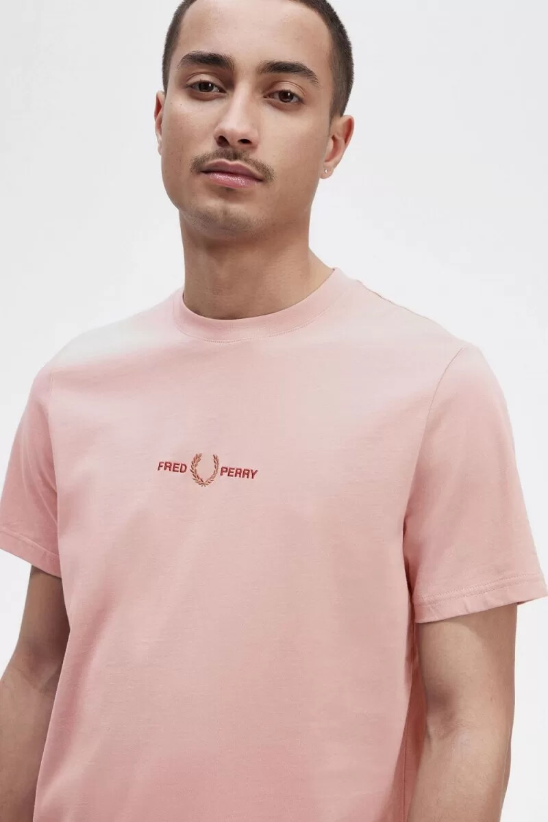 fred perry broderad herr-t-shirt dusty rose rosa