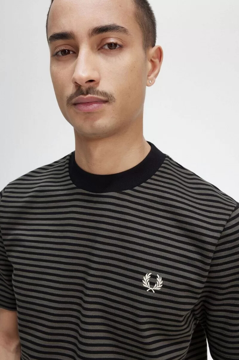 fred perry fine stripe heavyweight herr t-shirt svart field green