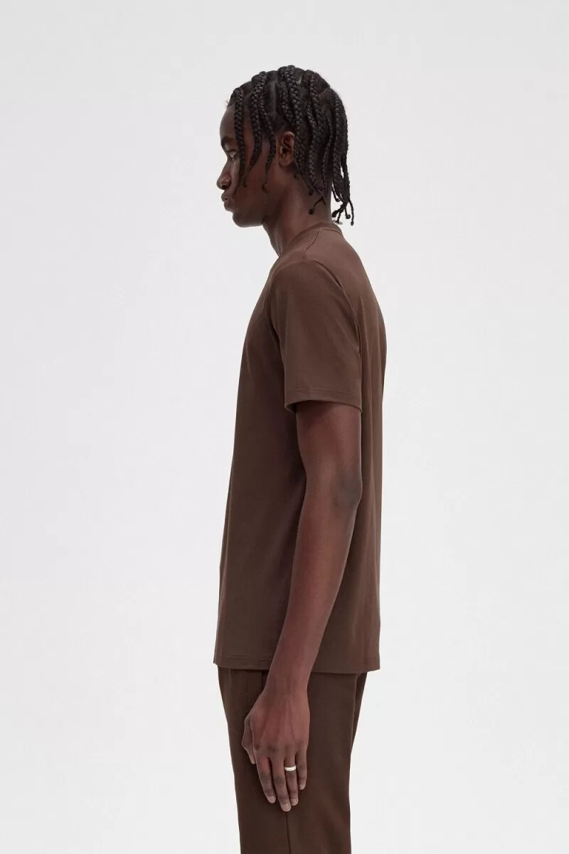 fred perry broderad herr t-shirt burnt tobacco